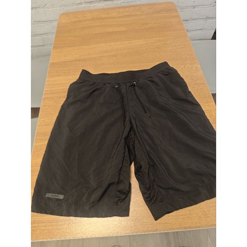 迪卡儂 DECATHLON Kalenji 黑色運動褲 腰抽繩短褲 附內襯 （內褲）背後拉鍊口袋 男款透氣跑步短褲
