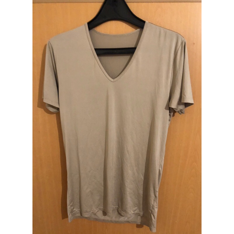 UNIQLO AIRism 系列 V領上衣