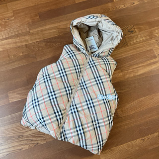 防寒保暖、Burberry 男童裝14Y、杏色、雙面穿、刺繡戰馬 滿版卡其格紋 羽絨 連帽不可拆背心、男女成人可穿。