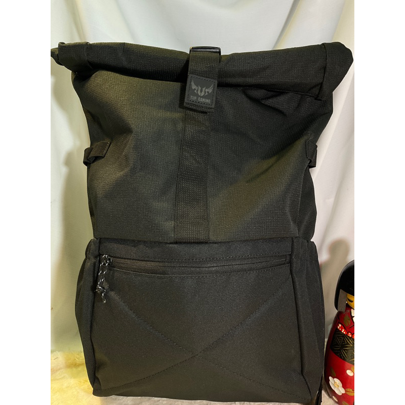 品牌華碩ASUS TUF BP1700 電競後背包-黑色-舒適背負可放 17吋NB層，兩旁有水杯袋，男女通用帥氣有型。