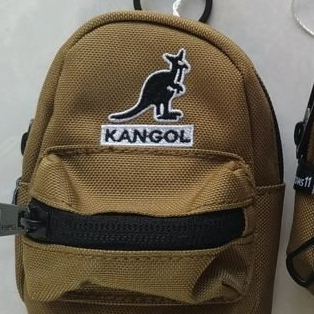 KANGOL聯名小零錢包卡其色袋鼠牌扣在腰帶上後背包造型的腰包吊飾 零錢掛包