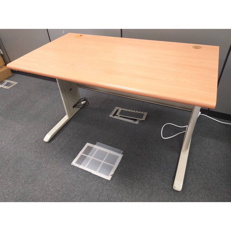 辦公室商品出清特價 二手電腦桌 書桌 辦公桌（買就送白色木紋檯面會議桌，可收桌腳）只剩2組