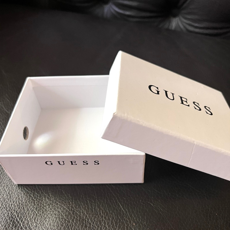 美國品牌 GUESS 白色硬紙盒 禮品盒 禮物盒 方形盒 收納盒 收藏盒 紙盒 包材 商標收藏～可收納短夾 飾品 手錶等