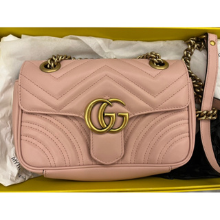 GUCCI 古馳 經典GG Marmont matelasse系列仿舊LOGO牛皮山字車紋壓扣肩背斜背包(粉色)