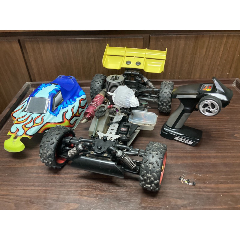 售：1/8越野遙控車燃油28級引擎+遙控器，2顆全新25公斤金屬齒輪防水伺服器，避震油封及避震器油已經全部換新，全新後尾