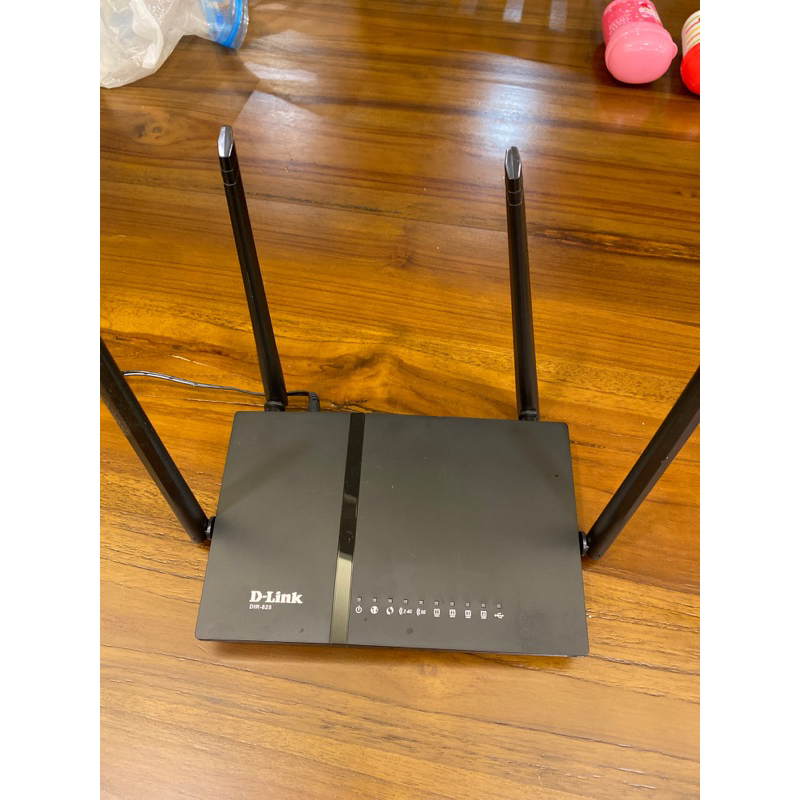 (二手) D-Link (DIR-825+ Wireless AC1200)無線網路分享器