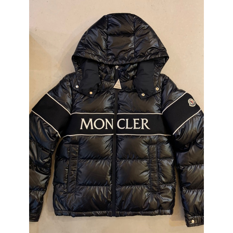 Limit精品✔️Moncler 全新刺繡拼接字母大Logo設計 黑色 男款 男款 青年款 可拆式連帽 羽絨外套 現貨