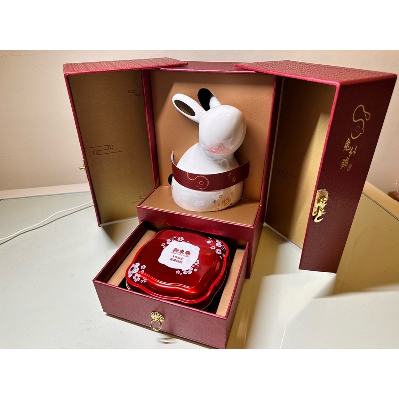「現貨」［ 新東陽禮盒］錢兔似錦禮盒（烏金XO黑豬肉乾120g &兔子造型瓷器存錢筒）
