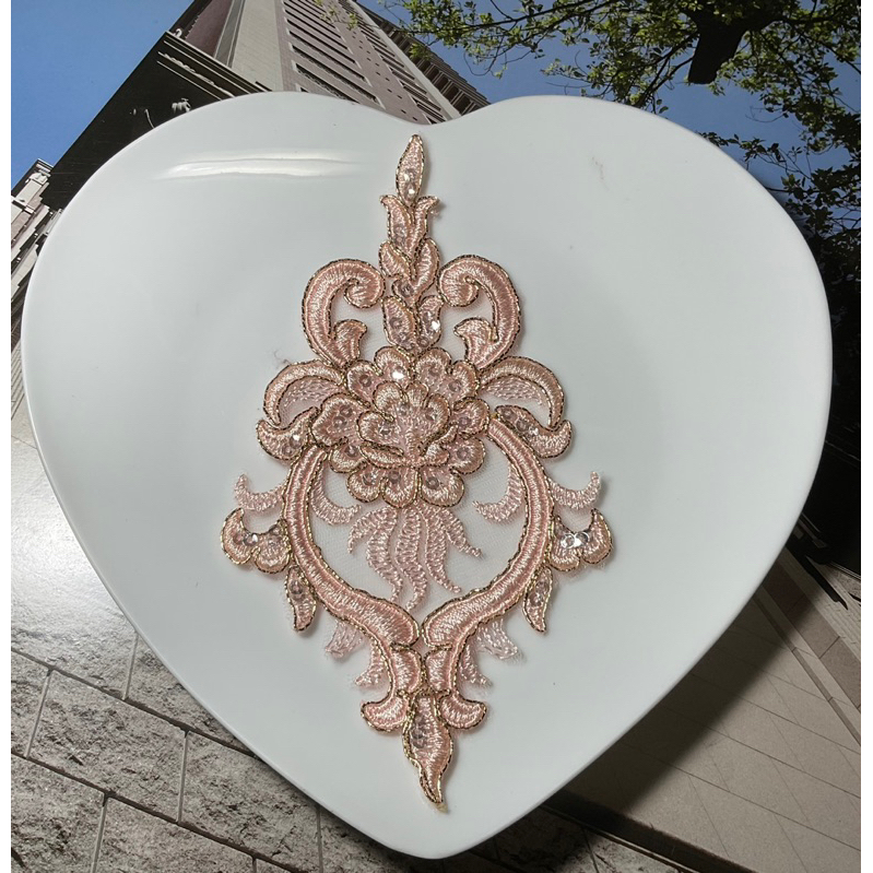 CE165/粉色網紗刺繡加金蔥車骨描線;透明亮片宮廷風造型蕾絲花片