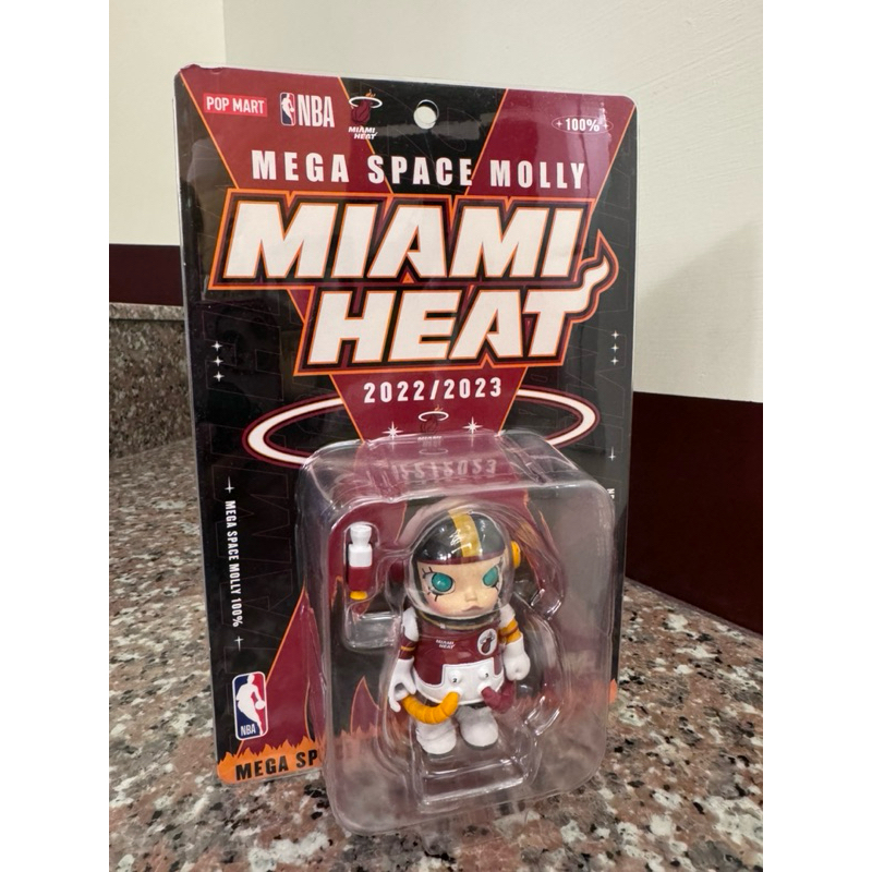 《現貨》泡泡瑪特  Popmart MEGA SPACE MOLLY Molly 100% NBA系列 吊卡 邁阿密熱火