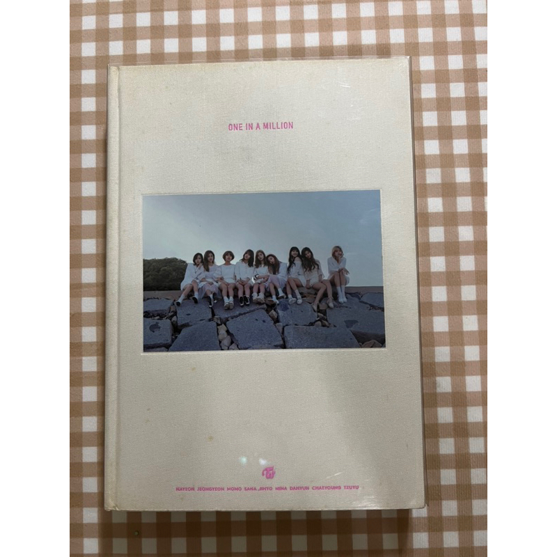 Twice寫真書 One in a million 外殼黃污嚴重 內頁物況良好 娜璉 子瑜 Mina 桃 Sana 彩瑛