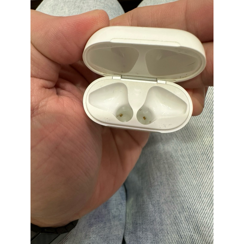 官方正品二手airpod 2代，功能皆正常。可無線充電，附保號護殼（二手）