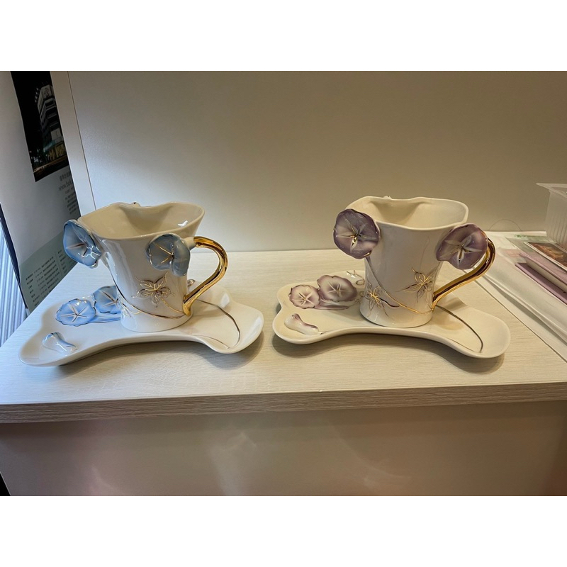 浮雕立體花卉咖啡杯盤組 歐風古典白瓷杯盤組 紫色藍色 牽牛花 2組入禮盒 茶杯組 花茶組 盤子 點心盤 瓷杯 瓷盤 白底