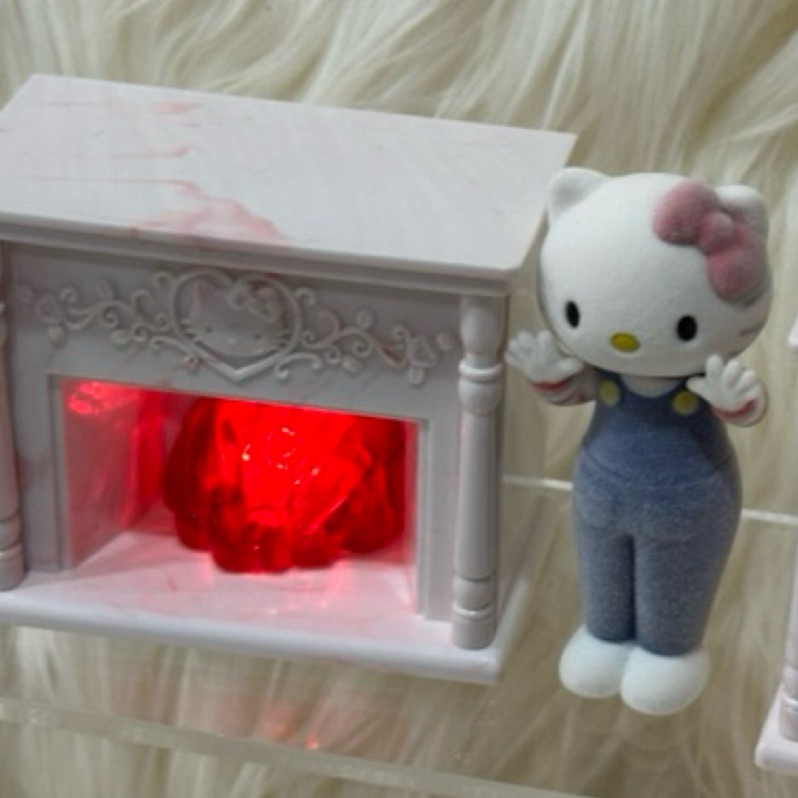 日本進口Hello Kitty迷你西洋壁爐電池讓中間木柴造景會一閃一閃好像活在燃燒的感覺