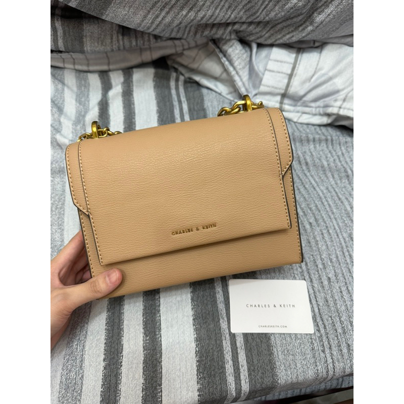 CHARLES & KEITH 鍊條掀蓋斜背包奶茶色（閒置）
