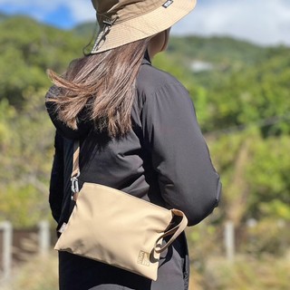 【INUK】全境防水 側背包 | POUCH TOGO2 WR 奶茶 | 1.6L