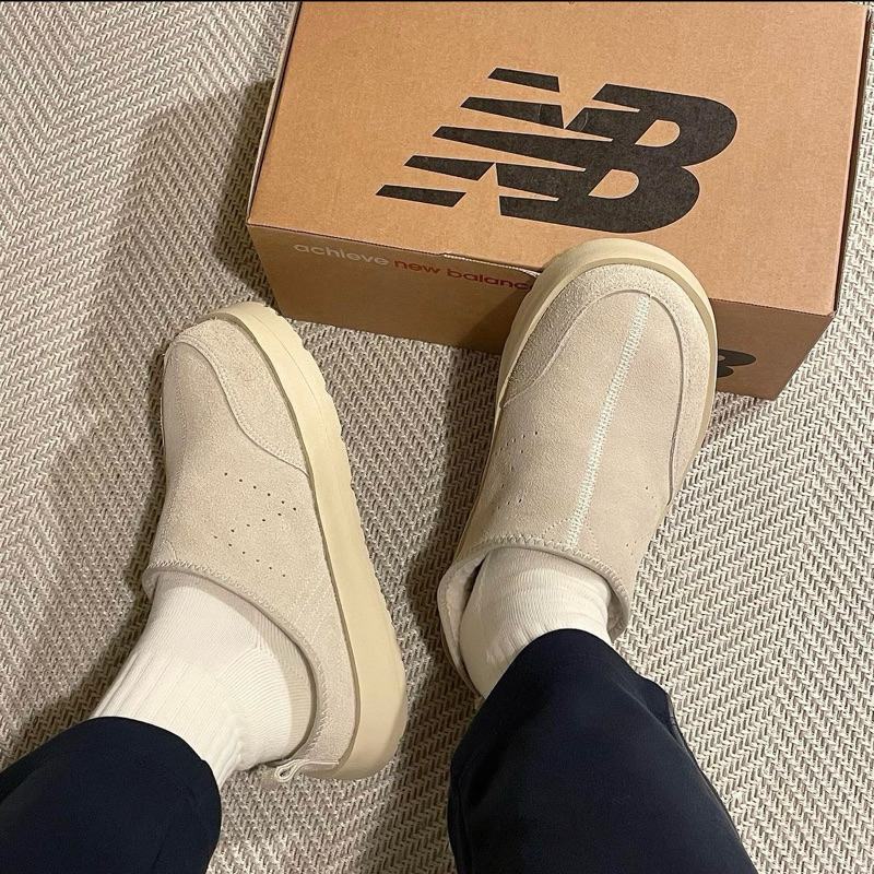 New Balance 現貨 韓國限定款轉賣🇰🇷♡:: 絨毛半拖鞋 懶人鞋 穆勒鞋 SD9302IV