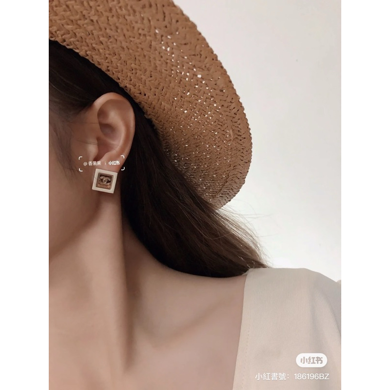 在台現貨🇮🇹22900 香奈兒 Chanel 24C 白色琺瑯邊框耳針 方型耳環
