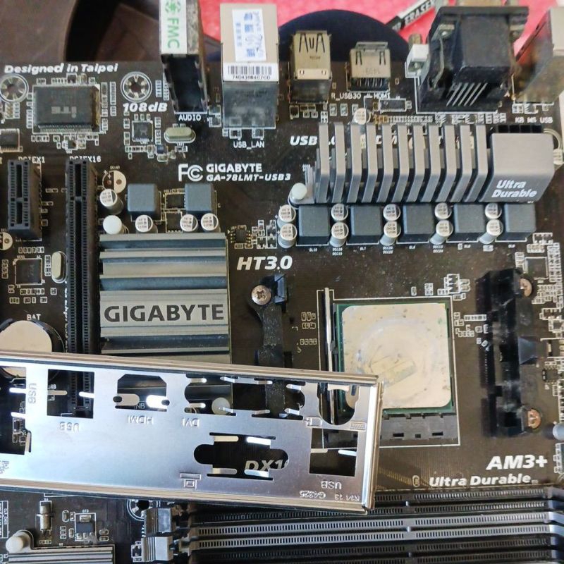 買主機板送CPU。 出售一張技嘉AM3+主機板+Fx 6100。GA-78LMT-USB3。