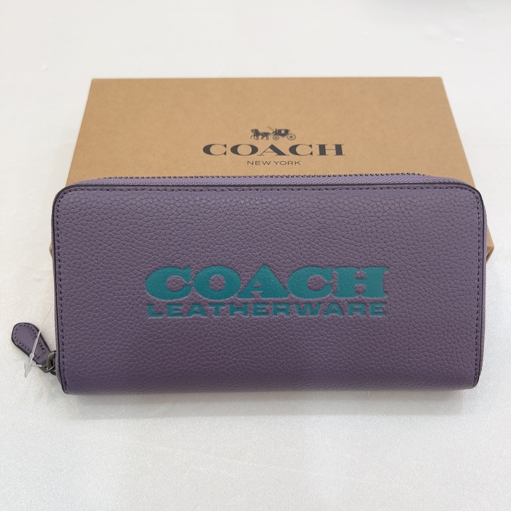 [小香風衣舖]全新現貨-C6699-COACH素色皮革字母印花LOGO拉鍊長夾-紫 【美國outlet正品】