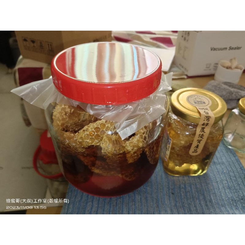 百花蜂巢蜜(主要蜜源植物：百花蜜，請冷藏/凍保存)2kg/420g(淨重)玻璃瓶裝 蜂蜜哥南投南港蜂場）
