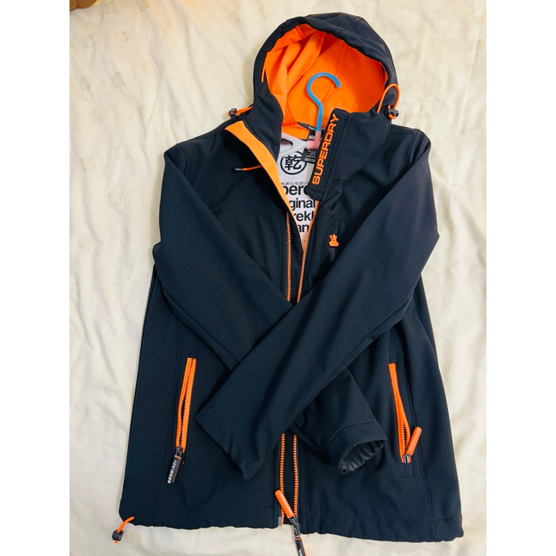 Superdry 男用連帽防風外套，內有刷毛，輕量防風保暖，黑/橘色。