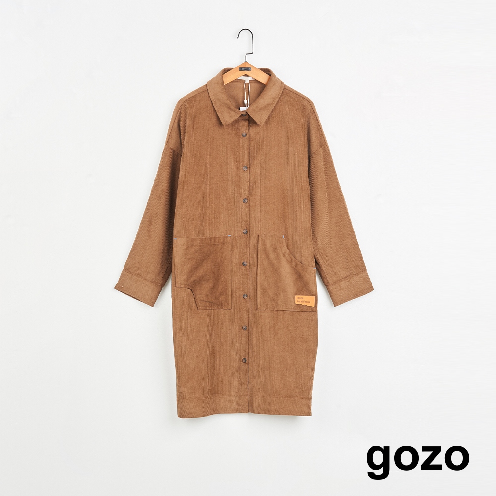 【gozo】➤皮標條絨長版襯衫洋裝(深咖/淺卡其_F) | 女裝 修身 休閒