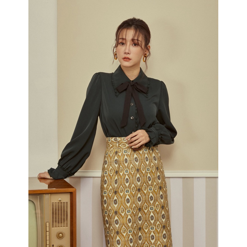 Marjorie 紅鞋女人，典雅綁帶荷葉造型襯衫 S