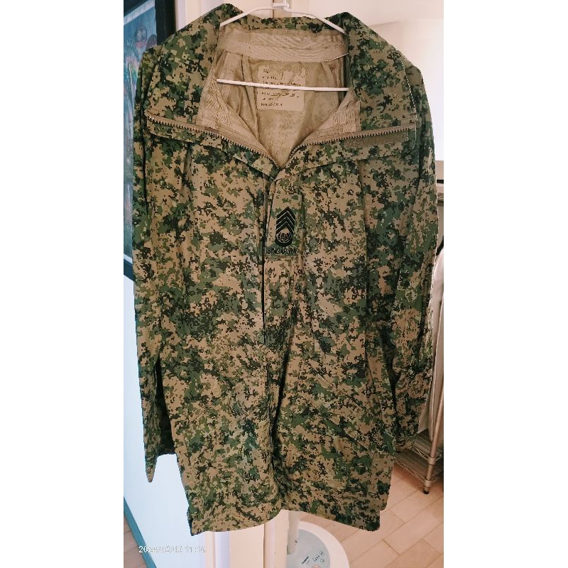 二手良品！甲保廠~新加坡公發防水風衣XL軍品軍服星光部隊SAF GORE TEX數位叢林迷彩防風外套國軍迷彩雨衣