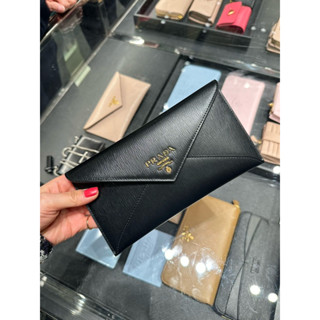SoHoShop歐洲代購 PRADA 立體浮雕LOGO牛皮信封造型皮夾手拿包 3卡位