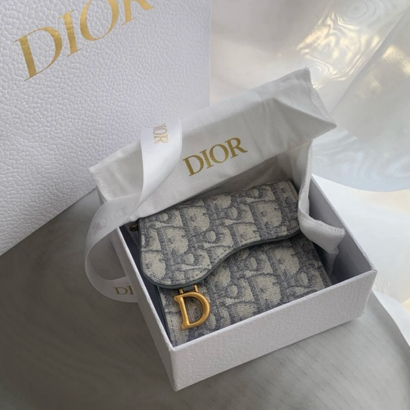 【𝐂𝐚𝐬𝐞𝐬】Dior｜Saddle Lotus灰色老花馬鞍短夾 三摺式短夾 中夾 精品代購 日本代購 迪奧代購