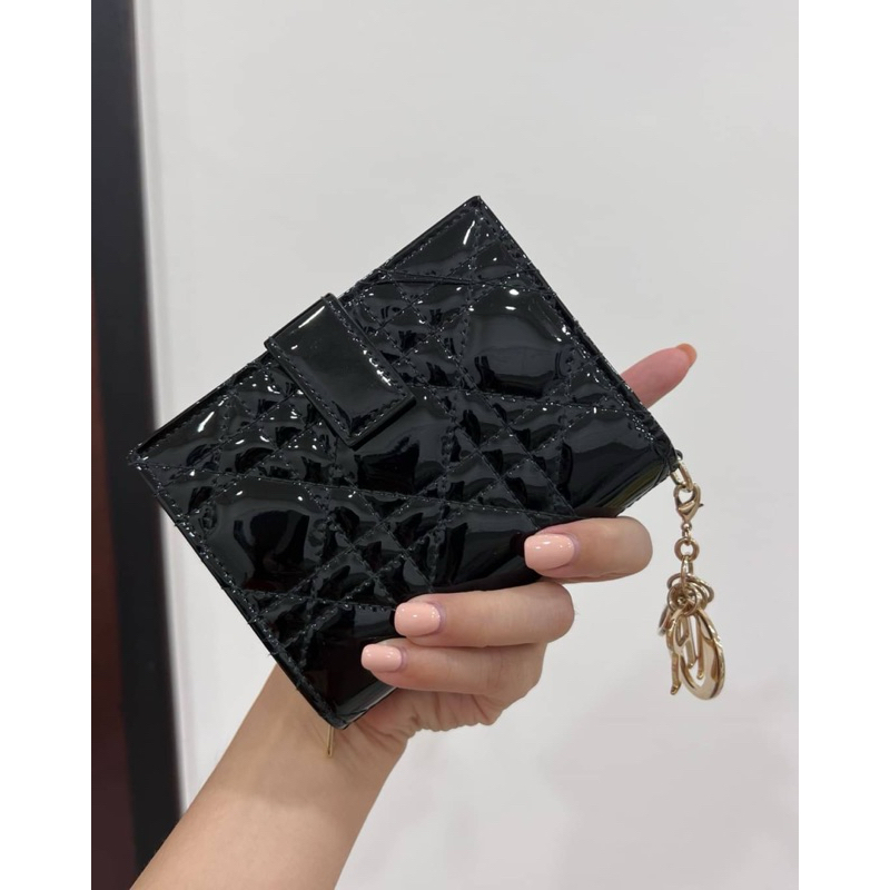 Dior 迪奧 Lady Dior藤格纹亮面 黑色經典金logo 皮夾 短夾 錢包