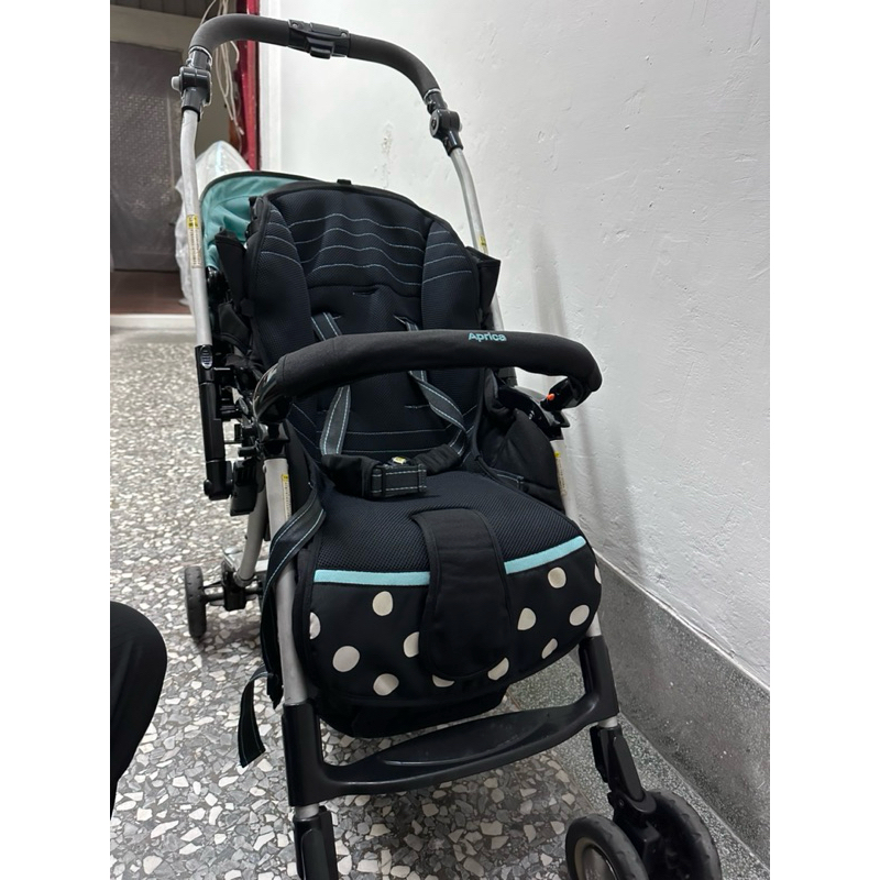 Aprica愛普力卡雙向嬰兒推車．可調整平躺至坐立．可收合 黑色圓點造型時尚可愛