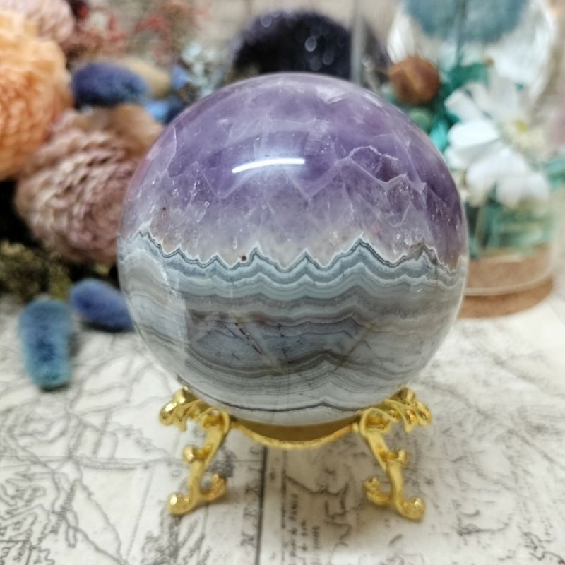 || 精選美球~紫晶瑪瑙球-6.3公分 • 瑪瑙紋漂亮 紫水晶  有天然小礦缺 ||