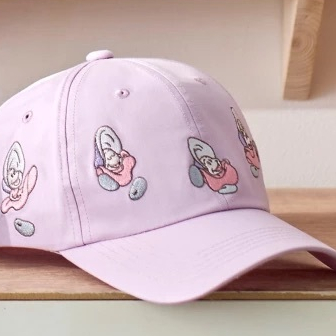 粉紫可愛色系！牡蠣寶寶刺繡棒球帽🧢日本 迪士尼 牡蠣寶寶 帽子 棒球帽 鴨舌帽 帽 配件 愛麗絲 米奇 米妮