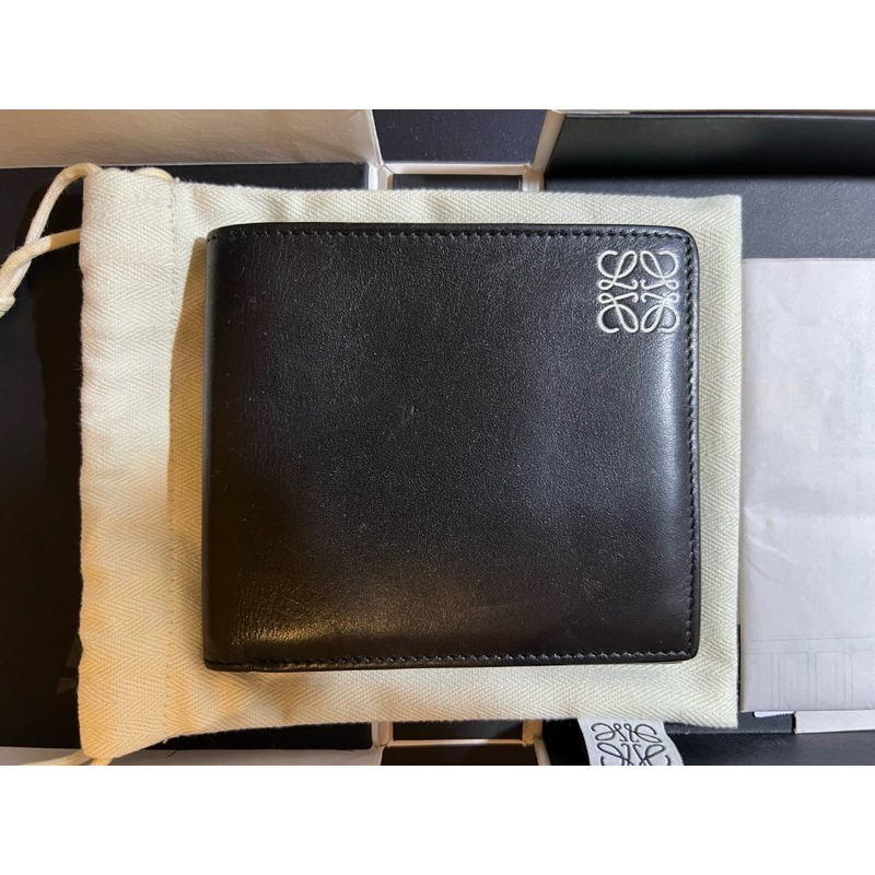 ［二手皮夾］Loewe八卡經典短夾，邊膠有正常使用之摺痕、破損。