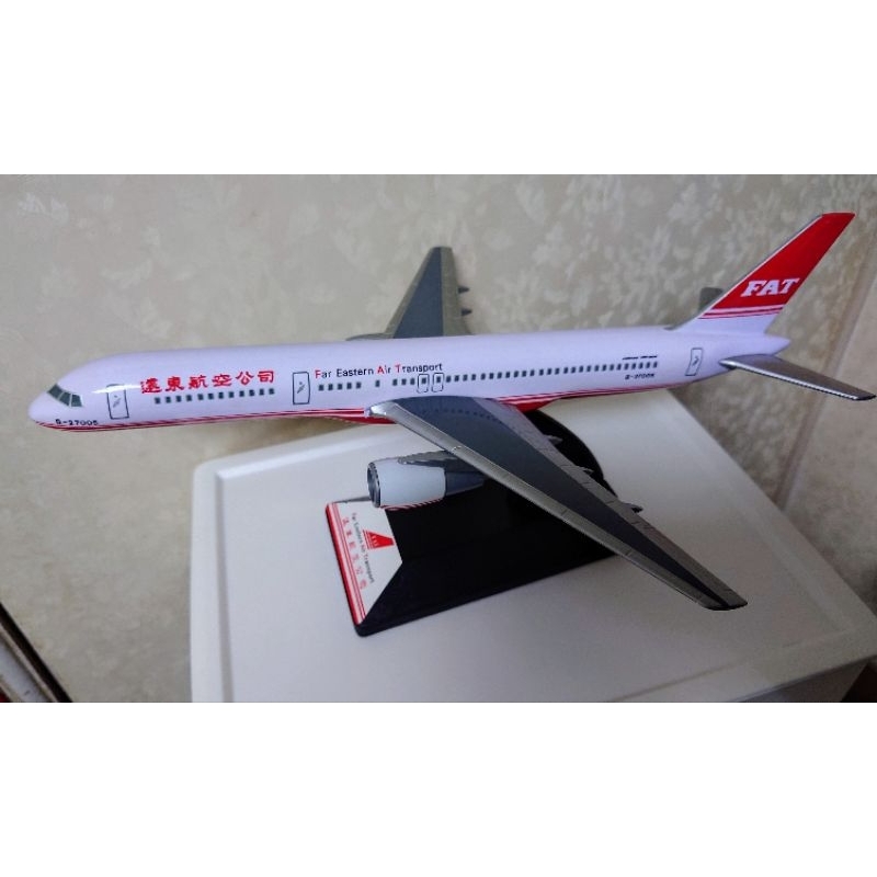 B757-200 FAT 1/400ダイキャストモデル　遠東航空　展示ケース付き B757-200 FAT 1/400ダイキャストモデル 展示ケース付き