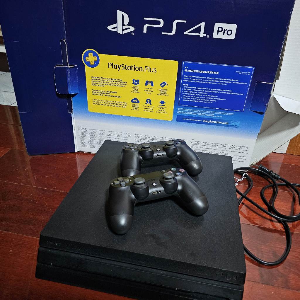 販售二手 SONY 索尼 PS4 PRO 7218B主機 容量1TB 含兩手把