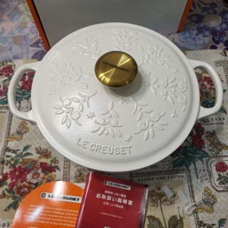 Le Creuset 歡樂耶誕系列 典藏圓形鑄鐵鍋 24cm 4.2L 棉花白 金頭