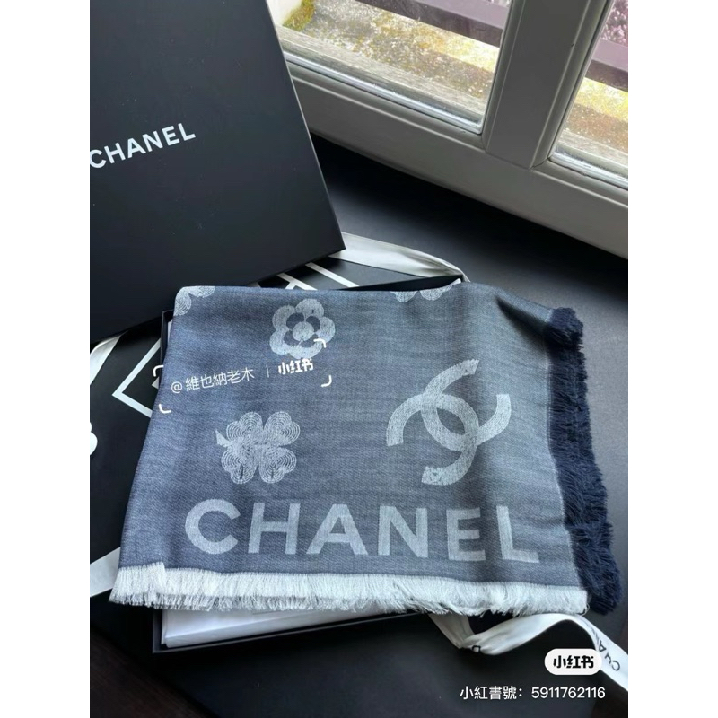 在台現貨💛33800 香奈兒 全新Chanel 24S灰藍圍巾 25%羊絨圍巾 元素logo 薄圍巾
