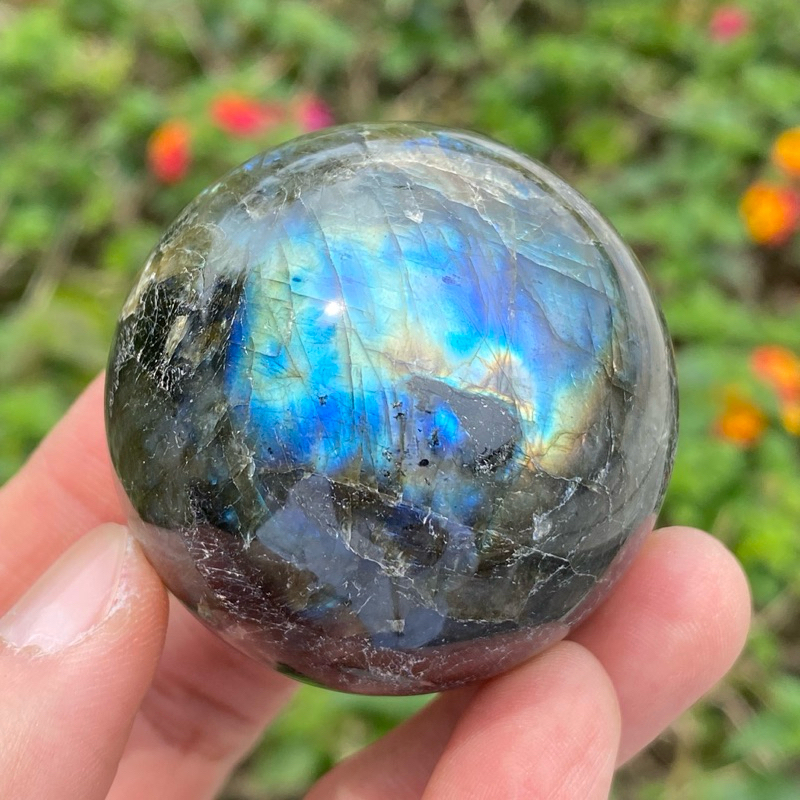 《奇幻晶球》拉長石球 黑體拉長石 帶黑色共生礦 藍光暈 49mm F0979