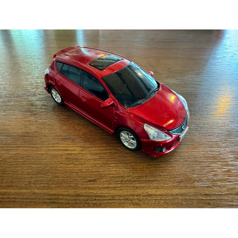 Nissan tiida 迴力車 模型車 1/43