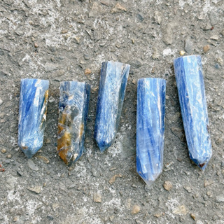 ▪️𝐾𝑦𝑎𝑛𝑖𝑡𝑒藍晶石柱▪️藍晶石 藍晶柱 藍晶石水晶柱 水晶柱 六稜柱 心輪 喉輪 梵谷名畫 油畫