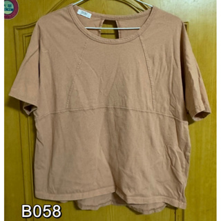 B058 [MO-BO]女生短袖素T/背後小裸空設計上衣/寬版落肩造型短袖上衣