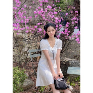 韓國代購KOREA_90 SHOP 清雅氣質網拍MILKCOCOA 白色荷葉緞帶蝴蝶結圓領短袖連身後拉鍊短洋裝