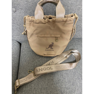 KANGOL 袋鼠 水桶包 滑面尼龍 束口型側揹包 奶茶色