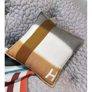 【𝐂𝐚𝐬𝐞𝐬】 Hermes｜愛馬仕 焦糖色抱枕43*43 山羊絨+手工編織 愛馬仕枕頭 精品代購 歐洲代購