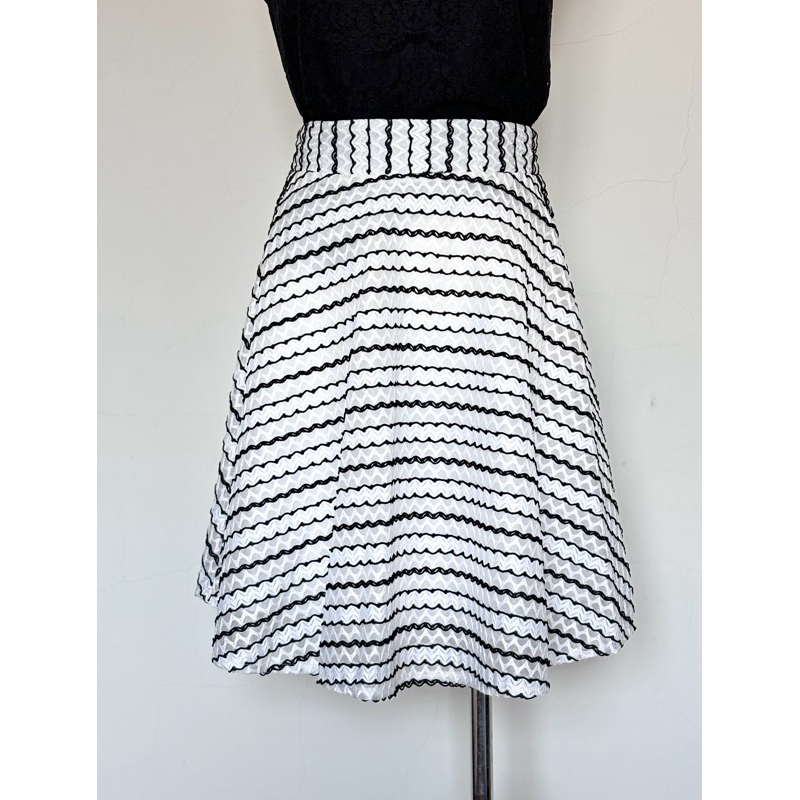 設計師服飾～VILLE黑白壓紋時尚裙