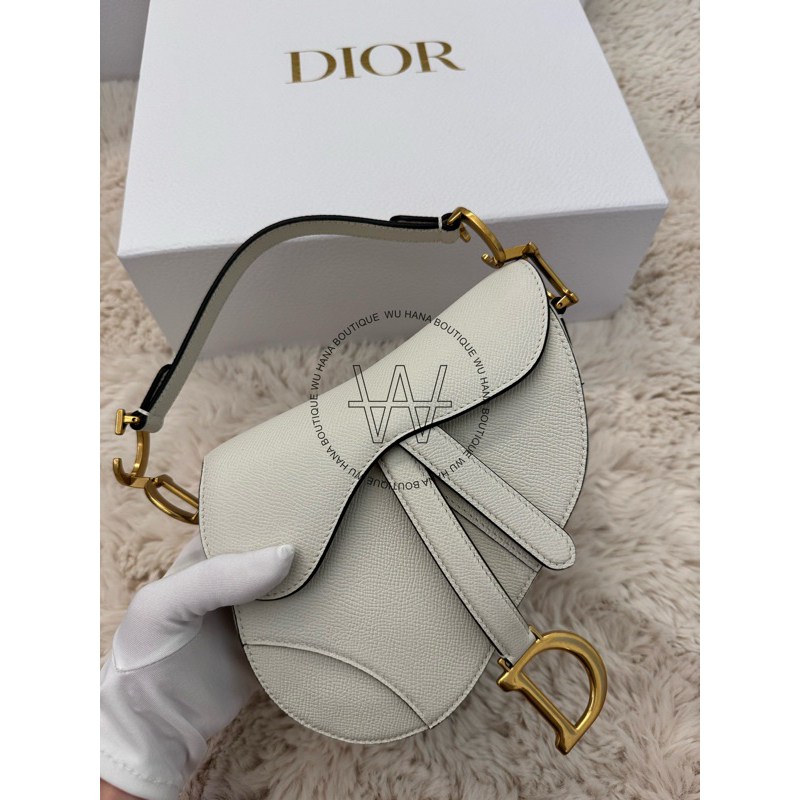 DIOR 迪奧 馬鞍包 SADDLE 顆粒小牛皮迷你馬鞍袋連肩帶(奶白色)_吳花果精品