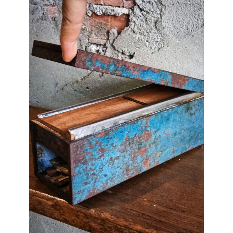 日本早期刨中藥的鐵盒 刨刀
外盒已經有點生鏽（年代久遠）